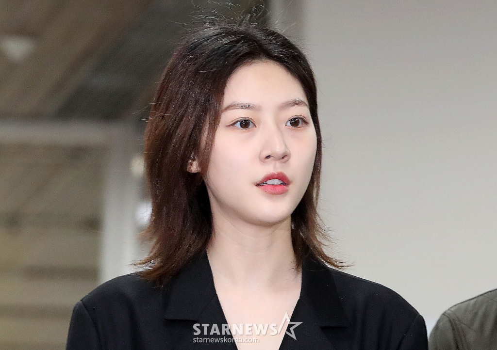 (서울=뉴스1) = 배우 김새론이 16일 자택에서 숨진 채 발견됐다. 서울 성동경찰서는 김씨가 이날 오후 5시경 서울 성동구 소재 자택에서 숨진 채 발견됐다고 밝혔다. 김새론은 지난 2022년 5월 음주운전을 하다 가로수, 변압기 등을 들이받고 도주하는 사고를 내 벌금 2000만원을 확정 받았다. 이후 2년 간 활동을 중단하고 자숙해 왔다. 사진은 김 씨가 지난 23년 4월 5일 서울중앙지법에서 열린 도로교통법 위반(음주운전) 등 혐의 1심 선고 공판에 출석하는 모습. (뉴스1 DB. 재판매 및 DB 금지) 2025.2.16/뉴스1 ※ 우울감 등 말하기 어려운 고민이 있거나 주변에 이런 어려움을 겪는 가족·지인이 있을 경우 자살예방 상담전화 ☎1393, 정신건강 상담전화 ☎1577-0199, 희망의 전화 ☎129, 생명의 전화 ☎1588-9191, 청소년 전화 ☎1388, 청소년 모바일 상담 '다 들어줄 개' 앱, 카카오톡 등에서 24시간 전문가의 상담을 받을 수 있습니다. Copyright © 뉴스1. All rights reserved. 무단 전재 및 재배포, AI학습 이용 금지. /사진=(서울=뉴스1)