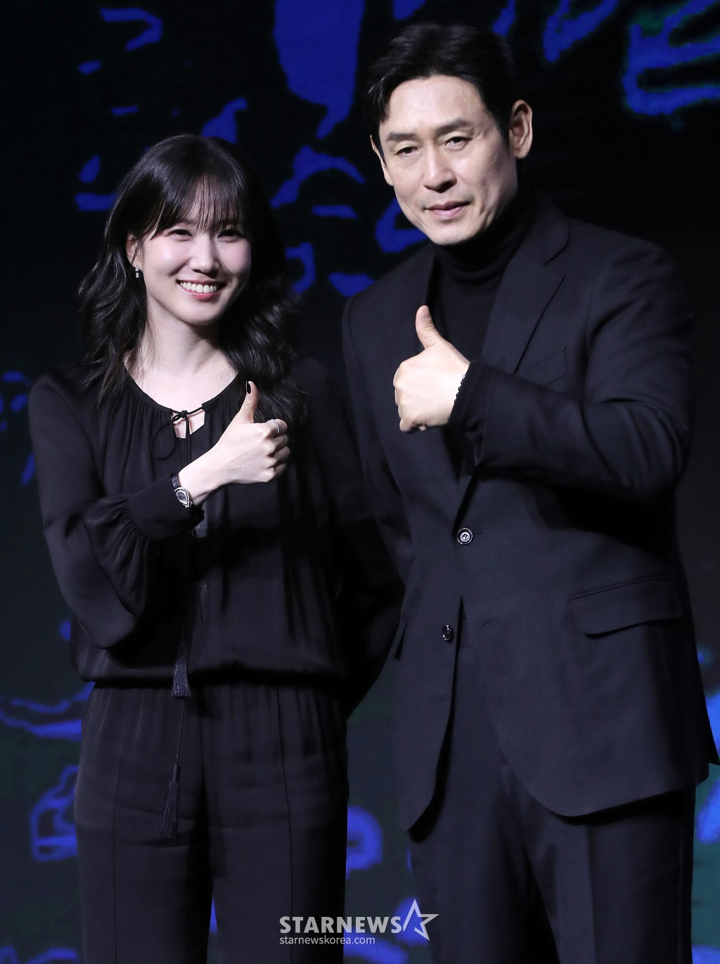 배우 박은빈, 설경구가 17일 오전 서울 영등포구 여의도동 콘래드 서울에서 진행된 디즈니+ 오리지널 시리즈 '하이퍼나이프' 제작발표회에 참석해 포즈를 취하고 있다. '하이퍼나이프'는 과거 촉망받는 천재 의사였던 '세옥'이 자신을 나락으로 떨어뜨린 스승 '덕희'와 재회하며 펼치는 치열한 대립을 그린 메디컬 스릴러. 오는 19일 공개. 2025.03.17 /사진=김창현 chmt@