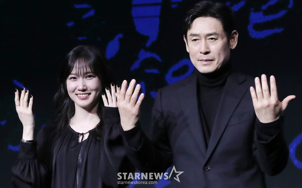 배우 박은빈, 설경구가 17일 오전 서울 영등포구 여의도동 콘래드 서울에서 진행된 디즈니+ 오리지널 시리즈 '하이퍼나이프' 제작발표회에 참석해 포즈를 취하고 있다. '하이퍼나이프'는 과거 촉망받는 천재 의사였던 '세옥'이 자신을 나락으로 떨어뜨린 스승 '덕희'와 재회하며 펼치는 치열한 대립을 그린 메디컬 스릴러. 오는 19일 공개. 2025.03.17 /사진=김창현 chmt@
