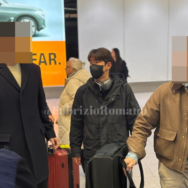 윤도영(가운데)와 그의 에이전트(좌와 우). /사진=로마노 SNS