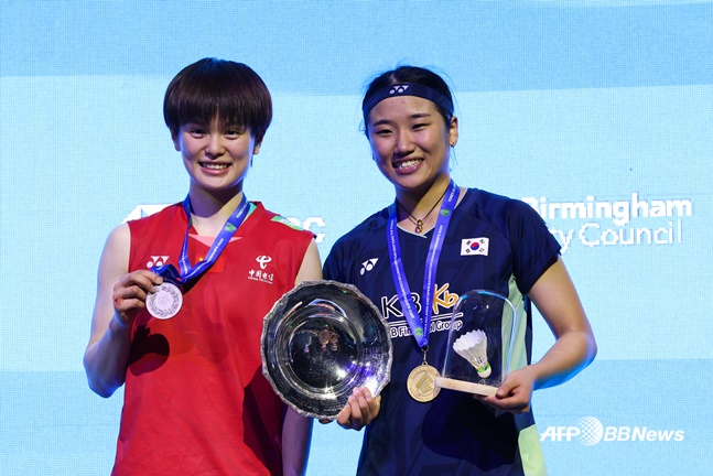안세영(오른쪽)이 17일 BWF 전영오픈 여자 단식 결승전에서 우승을 차지한 후 왕즈이와 포즈를 취하고 있다. /AFPBBNews=뉴스1