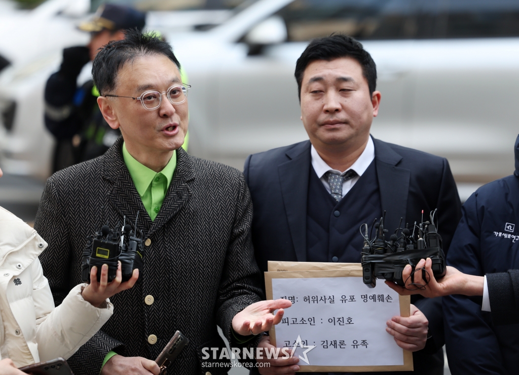 [서울=뉴시스] 김명년 기자 = 권영찬 한국연예인자살예방협회 소장이 17일 오후 서울 종로구 서울경찰청 민원실 앞에서 故 김새론 유족 측 법률대리인 부지석 변호사와 함께 유튜버 이진호에 대한 고소장 접수 전 기자회견하고 있다. 2025.03.17. kmn@newsis.com /사진=김명년