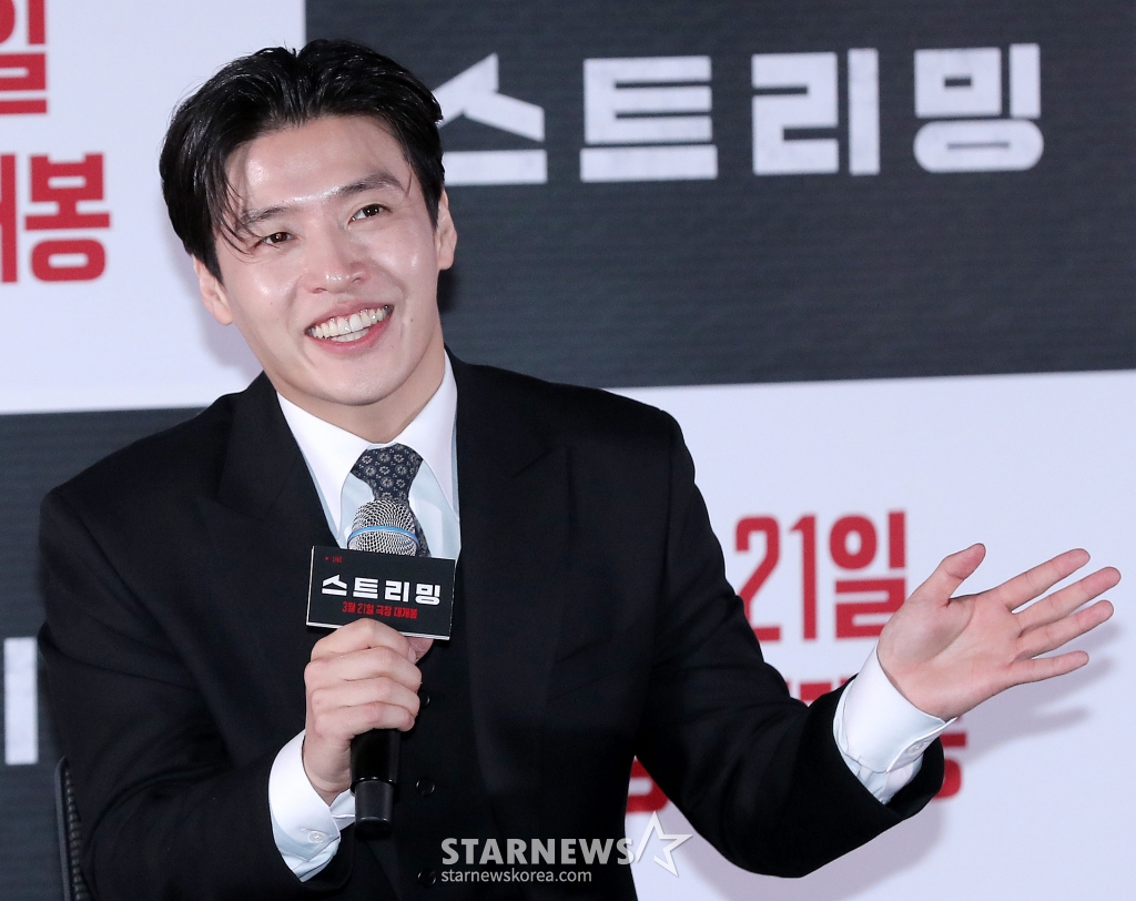 배우 강하늘이 17일 오후 서울 송파구 롯데월드타워 롯데시네마에서 진행된 영화 '스트리밍' 언론시사회 및 기자간담회에 참석해 인사말을 하고 있다. '스트리밍'은 구독자 수 1위의 범죄 채널 스트리머 우상이 풀리지 않던 연쇄살인사건의 단서를 발견하고 범인을 추적하는 과정을 실시간으로 방송하며 벌어지는 이야기를 그린 스릴러 영화다. 오는 21일 개봉. 2025.03.17 /사진=김창현 chmt@