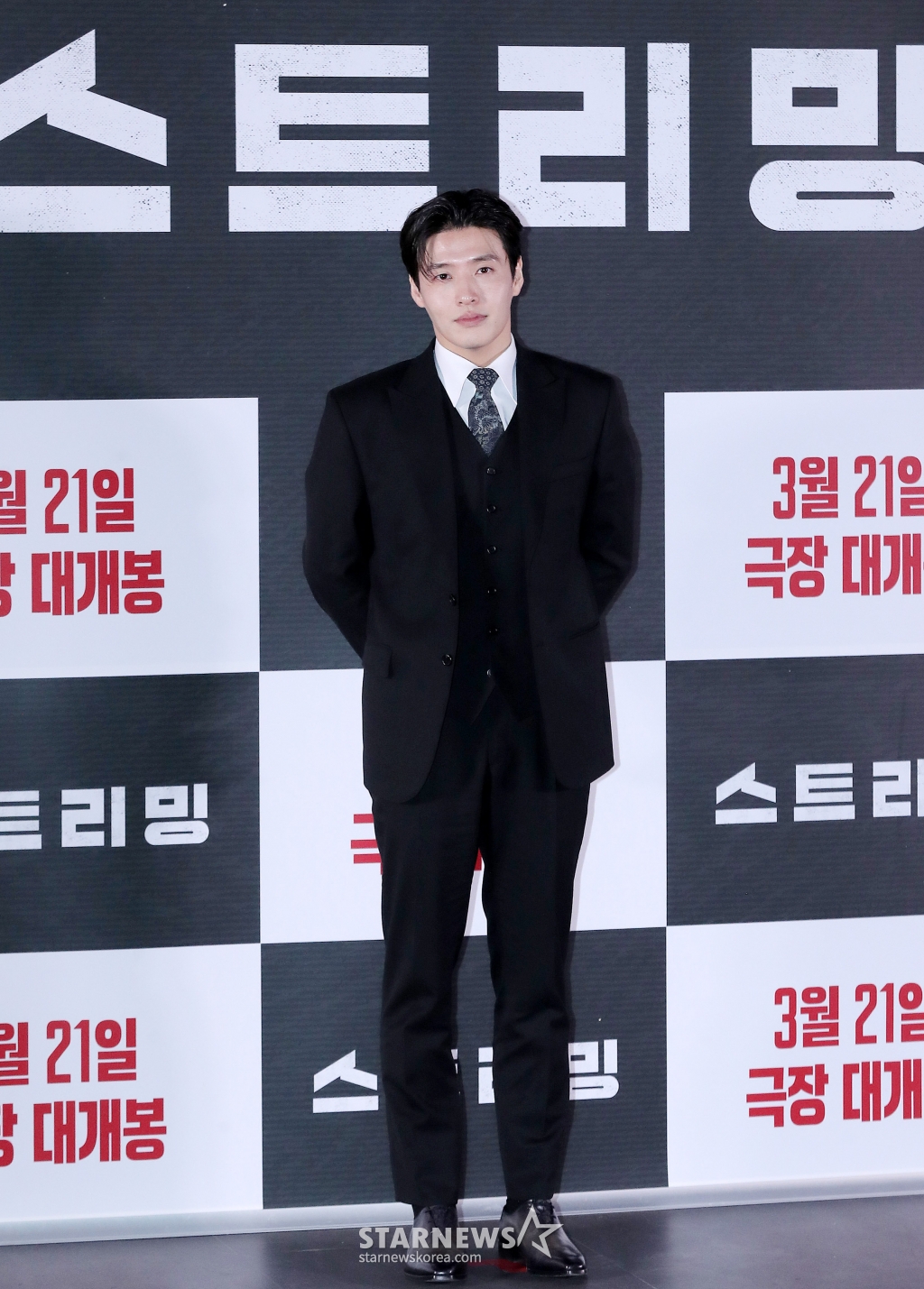배우 강하늘이 17일 오후 서울 송파구 롯데월드타워 롯데시네마에서 진행된 영화 '스트리밍' 언론시사회 및 기자간담회에 참석해 포즈를 취하고 있다. '스트리밍'은 구독자 수 1위의 범죄 채널 스트리머 우상이 풀리지 않던 연쇄살인사건의 단서를 발견하고 범인을 추적하는 과정을 실시간으로 방송하며 벌어지는 이야기를 그린 스릴러 영화다. 오는 21일 개봉. 2025.03.17 /사진=김창현 chmt@