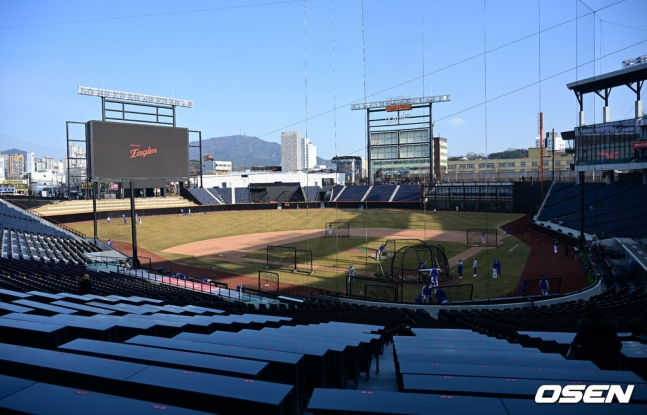 한화 이글스와 삼성 라이온즈의 2025 KBO 시범경기가 열린 대전 한화생명 볼파크 전경.