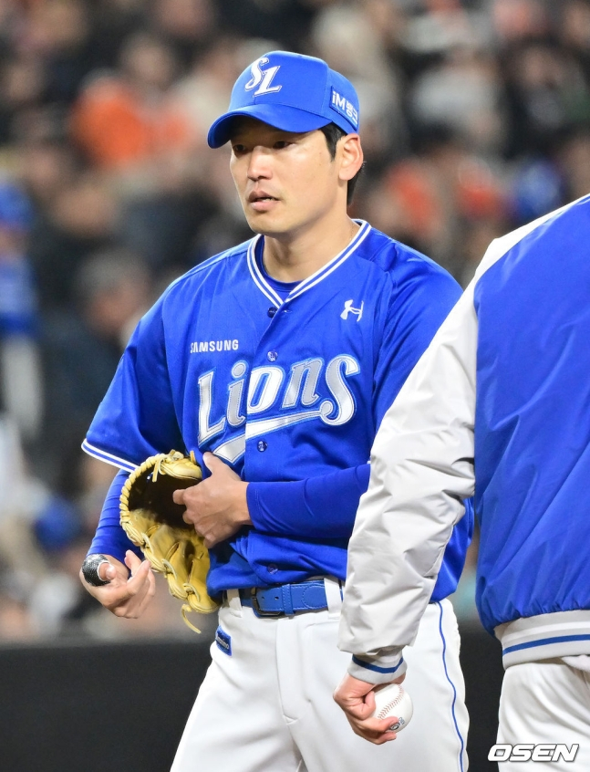 삼성 백정현이 17일 대전 한화생명 볼파크에서 열린 2025 KBO 시범경기에서 강판당하고 있다.