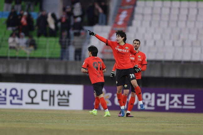 강원 이지호(가운데). /사진=한국프로축구연맹