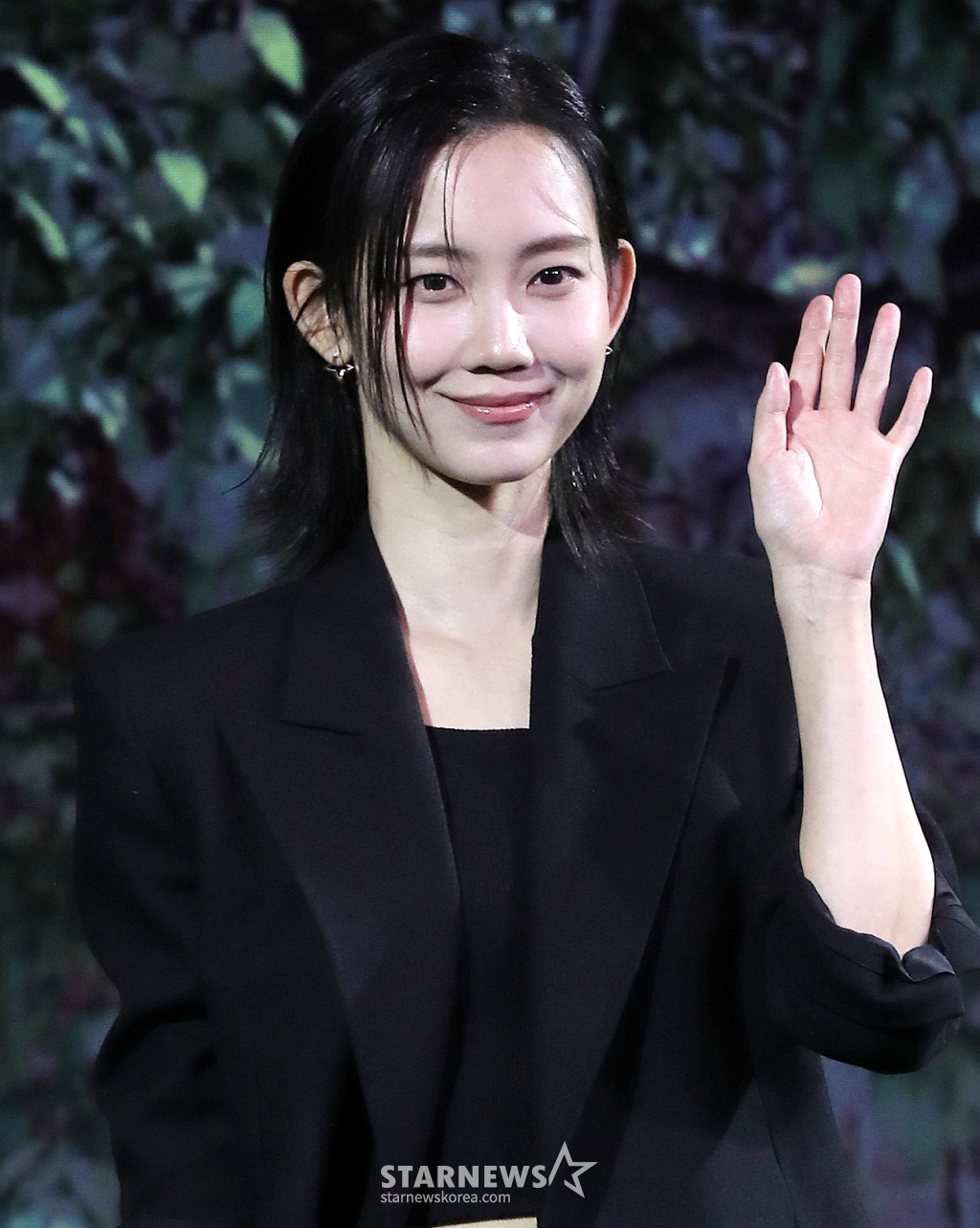 배우 신현빈이 18일 오전 서울 마포구 호텔 나루 서울 엠갤러리 앰배서더에서 진행된 넷플릭스 영화 '계시록' 제작보고회에 참석해 포즈를 취하고 있다. '계시록'은 실종 사건의 범인을 단죄하는 것이 신의 계시라 믿는 목사와, 죽은 동생의 환영에 시달리는 실종 사건 담당 형사가 각자의 믿음을 쫓으며 벌어지는 이야기를 그린 넷플릭스 영화다. 오는 21일 공개. 2025.03.18 /사진=김창현 chmt@