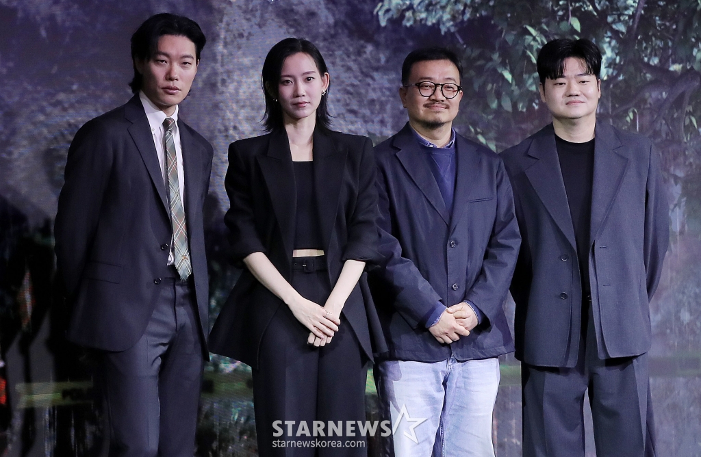 연상호 감독(왼쪽 세번째), 배우 류준열, 신현빈, 신민재가 18일 오전 서울 마포구 호텔 나루 서울 엠갤러리 앰배서더에서 진행된 넷플릭스 영화 '계시록' 제작보고회에 참석해 포즈를 취하고 있다. '계시록'은 실종 사건의 범인을 단죄하는 것이 신의 계시라 믿는 목사와, 죽은 동생의 환영에 시달리는 실종 사건 담당 형사가 각자의 믿음을 쫓으며 벌어지는 이야기를 그린 넷플릭스 영화다. 오는 21일 공개. 2025.03.18 /사진=김창현 chmt@