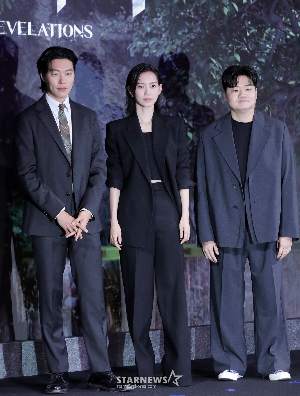 배우 류준열, 신현빈, 신민재가 18일 오전 서울 마포구 호텔 나루 서울 엠갤러리 앰배서더에서 진행된 넷플릭스 영화 '계시록' 제작보고회에 참석해 포즈를 취하고 있다. '계시록'은 실종 사건의 범인을 단죄하는 것이 신의 계시라 믿는 목사와, 죽은 동생의 환영에 시달리는 실종 사건 담당 형사가 각자의 믿음을 쫓으며 벌어지는 이야기를 그린 넷플릭스 영화다. 오는 21일 공개. 2025.03.18 /사진=김창현 chmt@