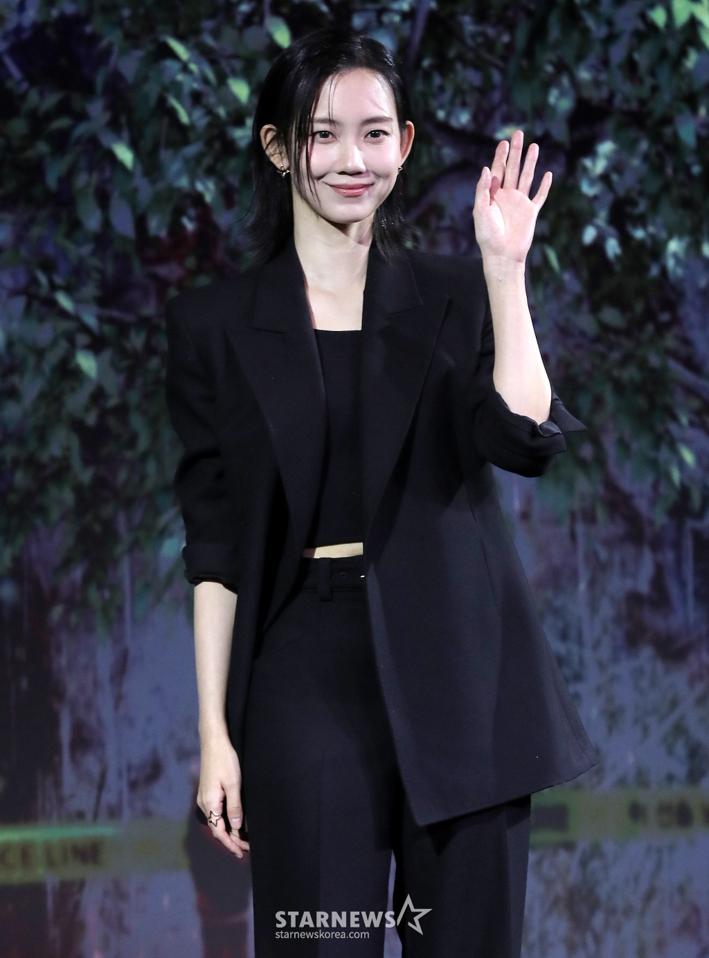 배우 신현빈이 18일 오전 서울 마포구 호텔 나루 서울 엠갤러리 앰배서더에서 진행된 넷플릭스 영화 '계시록' 제작보고회에 참석해 포즈를 취하고 있다. '계시록'은 실종 사건의 범인을 단죄하는 것이 신의 계시라 믿는 목사와, 죽은 동생의 환영에 시달리는 실종 사건 담당 형사가 각자의 믿음을 쫓으며 벌어지는 이야기를 그린 넷플릭스 영화다. 오는 21일 공개. 2025.03.18 /사진=김창현 chmt@