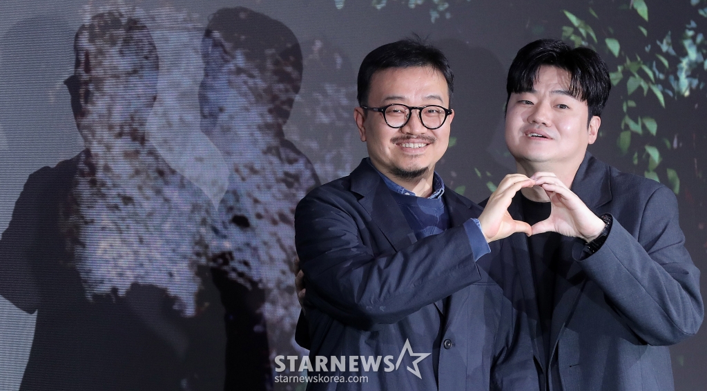 연상호 감독, 배우 신민재가 18일 오전 서울 마포구 호텔 나루 서울 엠갤러리 앰배서더에서 진행된 넷플릭스 영화 '계시록' 제작보고회에 참석해 포즈를 취하고 있다. '계시록'은 실종 사건의 범인을 단죄하는 것이 신의 계시라 믿는 목사와, 죽은 동생의 환영에 시달리는 실종 사건 담당 형사가 각자의 믿음을 쫓으며 벌어지는 이야기를 그린 넷플릭스 영화다. 오는 21일 공개. 2025.03.18 /사진=김창현 chmt@