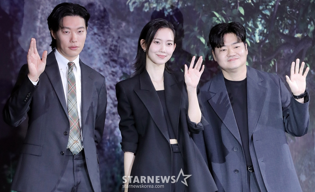 배우 류준열, 신현빈, 신민재가 18일 오전 서울 마포구 호텔 나루 서울 엠갤러리 앰배서더에서 진행된 넷플릭스 영화 '계시록' 제작보고회에 참석해 포즈를 취하고 있다. '계시록'은 실종 사건의 범인을 단죄하는 것이 신의 계시라 믿는 목사와, 죽은 동생의 환영에 시달리는 실종 사건 담당 형사가 각자의 믿음을 쫓으며 벌어지는 이야기를 그린 넷플릭스 영화다. 오는 21일 공개. 2025.03.18 /사진=김창현 chmt@