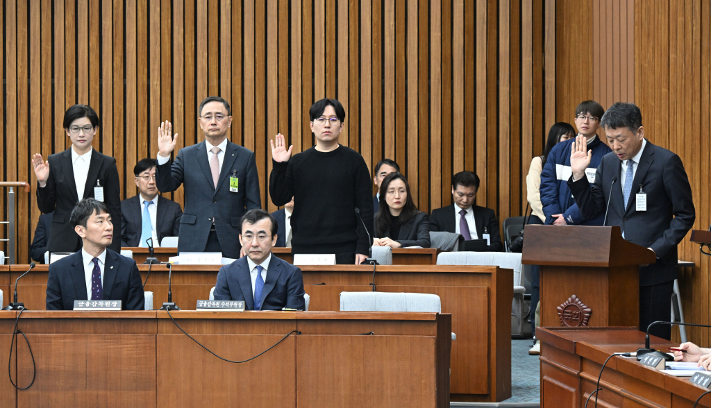 김광일 홈플러스 대표이사 겸 MBK 부회장이 18일 서울 여의도 국회에서 열린 정무위원회 홈플러스 기업회생절차에 대한 현안 질의에서 선서를 하고 있다. /사진제공=뉴시스
