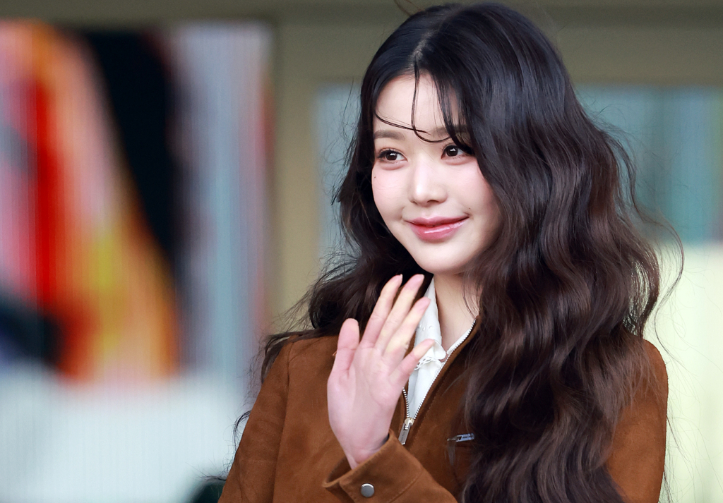 (인천공항=뉴스1) 김진환 기자 = 아이브 장원영이 10일 오전 패션쇼 참석 차 인천국제공항 제2터미널을 통해 프랑스 파리로 출국에 앞서 포즈를 취하고 있다. 2025.3.10/뉴스1 Copyright © 뉴스1. All rights reserved. 무단 전재 및 재배포, AI학습 이용 금지. /사진=(인천공항=뉴스1) 김진환 기자