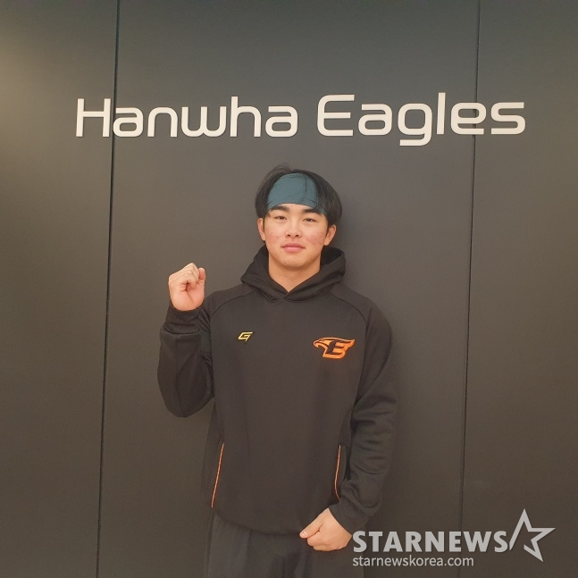 한화 문현빈이 지난 1월 대전한화생명이글스파크에서 스타뉴스의 사진 촬영에 응하고 있다. /사진=김동윤 기자