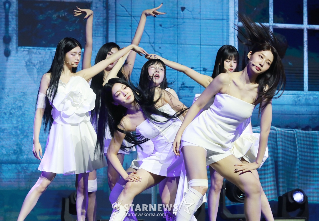 걸그룹 에버글로우(EVERGLOW)가 10일 오후 서울 용산구 블루스퀘어에서 진행된 다섯 번째 싱글 앨범 'ZOMBIE'(좀비) 발매기념 쇼케이스에서 신곡을 선보이고 있다. 동명의 타이틀곡 'ZOMBIE'는 사랑에 상처받은 서슬 퍼런 감정을 다이내믹하게 그려낸 곡으로, 브루노 마스(Bruno Mars), 실크 소닉(Silk Sonic), 니요(Neyo), 저스틴 비버(Justin Bieber) 등 글로벌 팝 아티스트들의 프로듀서인 스테레오타입스(The Stereotypes)와 협업해 기대를 모으고 있다. /2024.06.10 /사진=이동훈