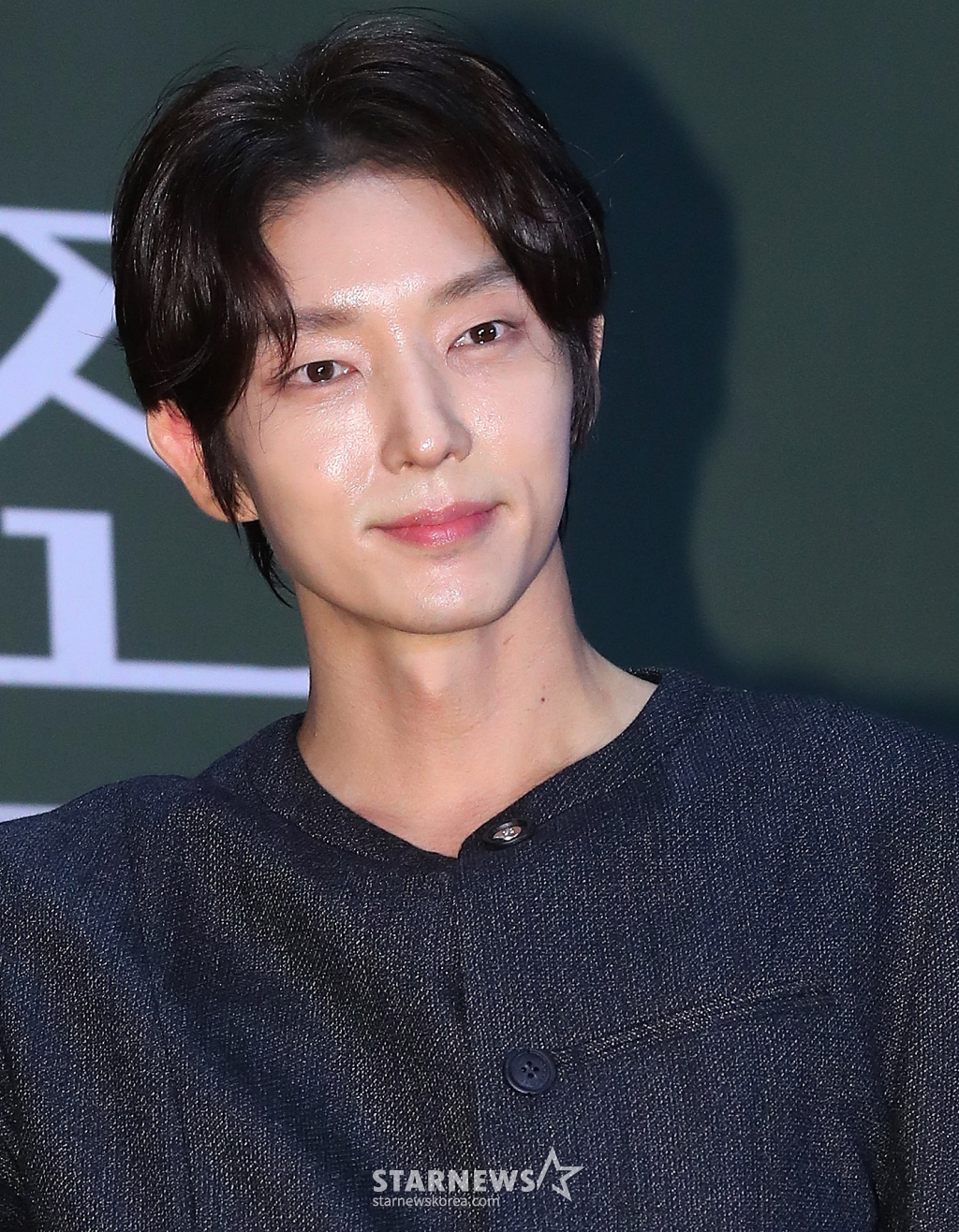 배우 이준기가 7일 오후 서울 강남구 삼성동 메가박스 코엑스에서 진행된 영화 '보통의 가족' VIP 시사회에 참석해 포즈를 취하고 있다. '보통의 가족'은 각자의 신념을 가지고 살아가던 네 사람이 아이들의 범죄현장이 담긴 CCTV를 보게 되면서 모든 것이 무너져가는 모습을 담은 웰메이드 서스펜스. 오는 16일 개봉. 2024.10.07 /사진=김창현