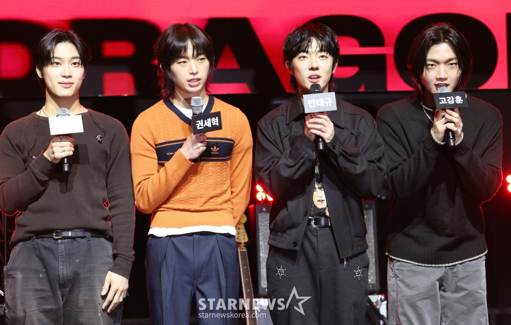 (서울=뉴스1) 권현진 기자 = 밴드 드래곤포니의 편성현(왼쪽부터)과 권세혁, 안태규, 고강훈이 19일 오후 서울 서대문구 신촌로 예스24 원더로크홀에서 가진 두 번째 EP앨범 'Not Out(낫 아웃)' 발매 기념 쇼케이스에서 인사말을 하고 있다. 2025.3.19/뉴스1 Copyright © 뉴스1. All rights reserved. 무단 전재 및 재배포, AI학습 이용 금지. /사진=(서울=뉴스1) 권현진 기자