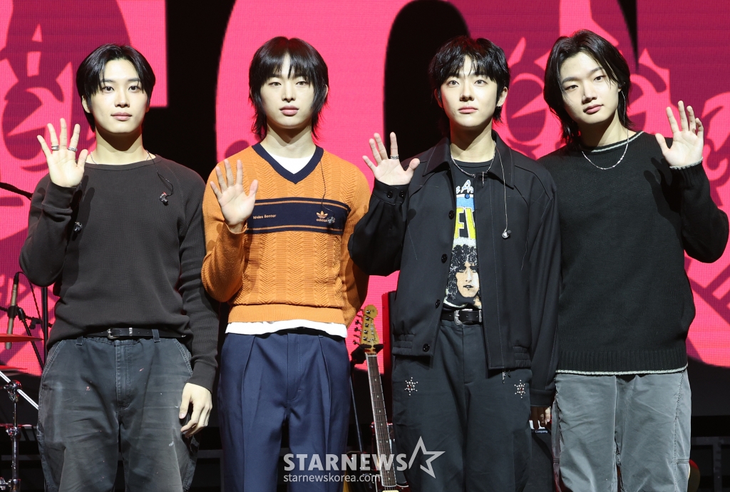 (서울=뉴스1) 권현진 기자 = 밴드 드래곤포니의 편성현(왼쪽부터)과 권세혁, 안태규, 고강훈이 19일 오후 서울 서대문구 신촌로 예스24 원더로크홀에서 가진 두 번째 EP앨범 'Not Out(낫 아웃)' 발매 기념 쇼케이스에서 포즈를 취하고 있다. 2025.3.19/뉴스1 Copyright © 뉴스1. All rights reserved. 무단 전재 및 재배포, AI학습 이용 금지. /사진=(서울=뉴스1) 권현진 기자