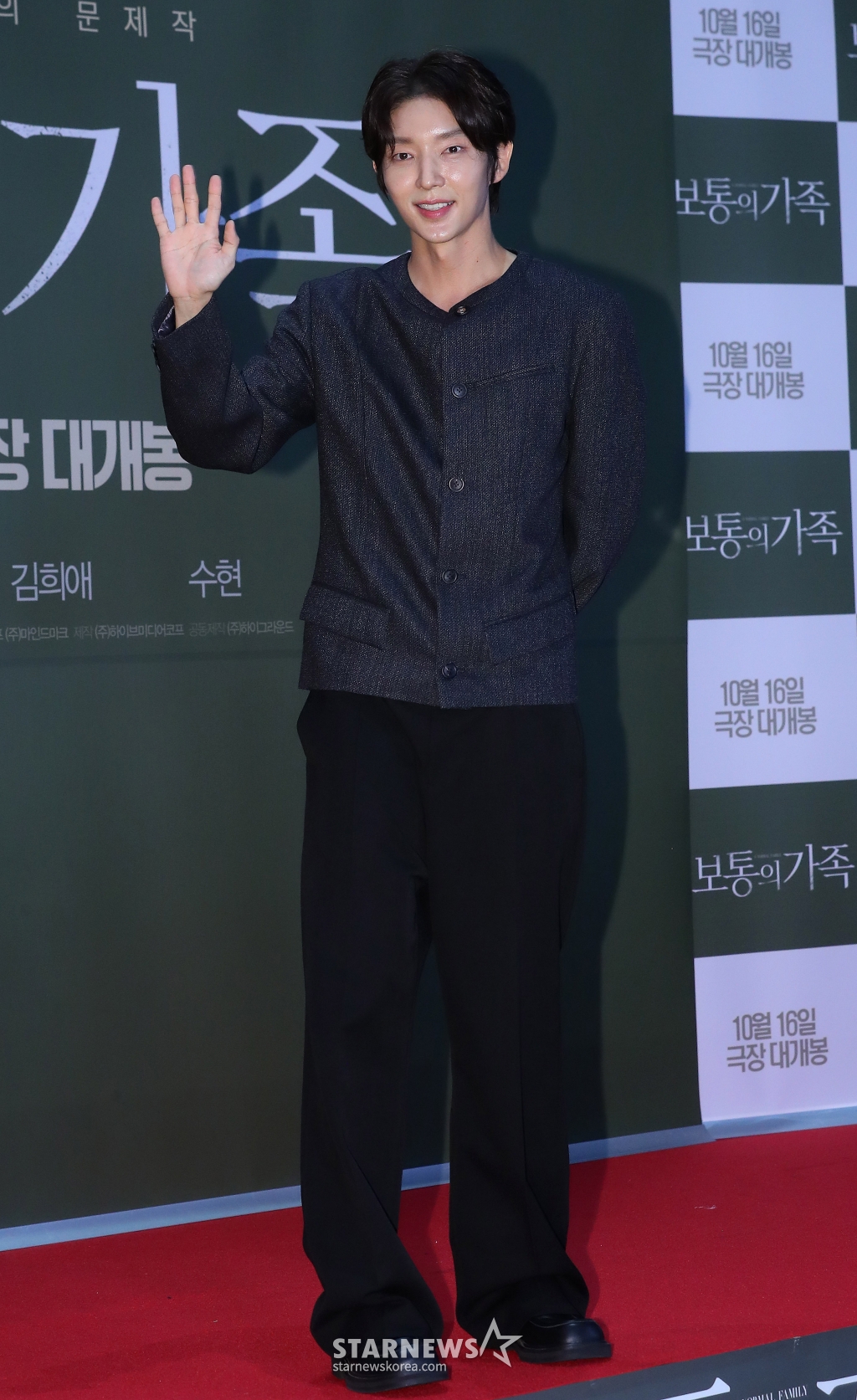 배우 이준기가 7일 오후 서울 강남구 삼성동 메가박스 코엑스에서 진행된 영화 '보통의 가족' VIP 시사회에 참석해 포즈를 취하고 있다. '보통의 가족'은 각자의 신념을 가지고 살아가던 네 사람이 아이들의 범죄현장이 담긴 CCTV를 보게 되면서 모든 것이 무너져가는 모습을 담은 웰메이드 서스펜스. 오는 16일 개봉. 2024.10.07 /사진=김창현