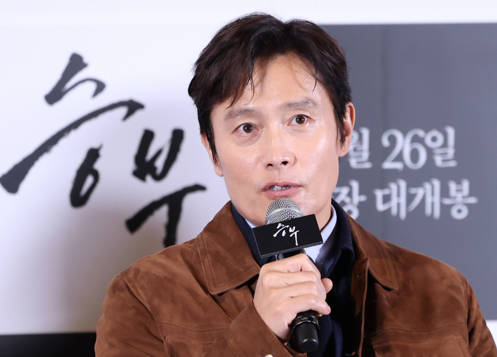 (서울=뉴스1) 권현진 기자 = 배우 이병헌이 19일 서울 용산구 CGV용산아이파크몰에서 열린 영화 '승부‘ 언론시사회에 참석해 인사말을 하고 있다. '승부'는 대한민국 최고의 바둑 레전드 조훈현(이병헌 분)이 제자와의 대결에서 패한 후 타고난 승부사 기질로 다시 한번 정상에 도전하는 이야기를 그렸다. 2025.3.19/뉴스1 Copyright © 뉴스1. All rights reserved. 무단 전재 및 재배포, AI학습 이용 금지. /사진=(서울=뉴스1) 권현진 기자