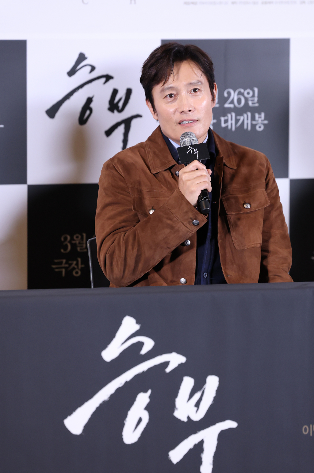(서울=뉴스1) 권현진 기자 = 배우 이병헌이 19일 서울 용산구 CGV용산아이파크몰에서 열린 영화 '승부‘ 언론시사회에 참석해 인사말을 하고 있다. '승부'는 대한민국 최고의 바둑 레전드 조훈현(이병헌 분)이 제자와의 대결에서 패한 후 타고난 승부사 기질로 다시 한번 정상에 도전하는 이야기를 그렸다. 2025.3.19/뉴스1 Copyright © 뉴스1. All rights reserved. 무단 전재 및 재배포, AI학습 이용 금지. /사진=(서울=뉴스1) 권현진 기자