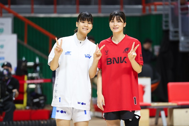 우리은행 변하정(왼쪽)과 BNK 변소정 자매. /사진=WKBL 제공