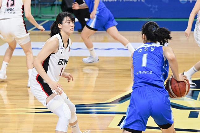BNK 변소정(왼쪽)과 우리은행 변하정. /사진=WKBL 제공