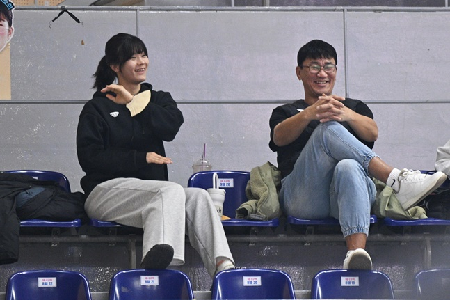 변하정(왼쪽)과 아버지 변청운 코치가 변소정의 경기를 지켜보고 있다. /사진=WKBL 제공
