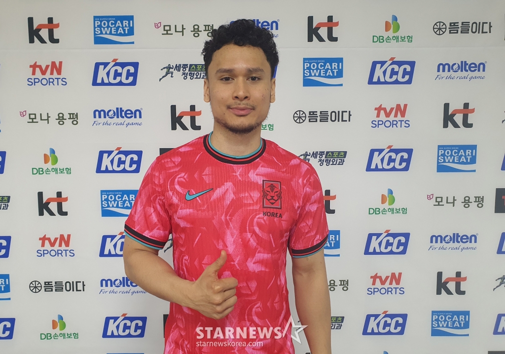 고메즈 델 리아노가 지난 19일 수원 KT 소닉붐아레나에서 열린 서울 SK 대 수원 KT의 '2024~2025 KCC 프로농구' 정규리그 6라운드를 마치고 사진 촬영에 임하고 있다. /사진=박재호 기자