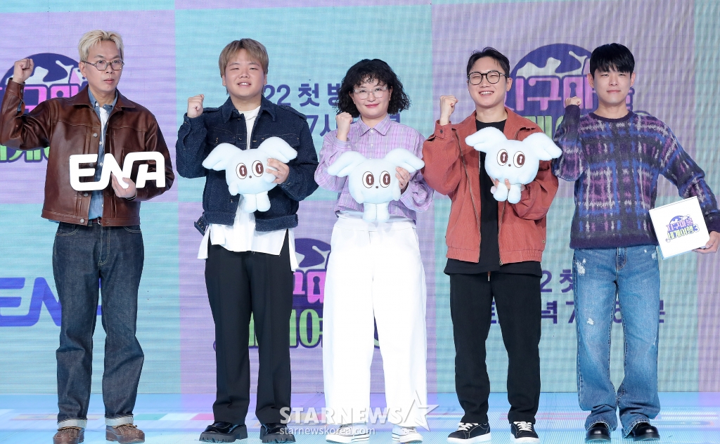 김태호 PD, 여행 크리에이터 곽튜브, 원지, 빠니보틀, 김훈범 PD가 20일 오전 서울 마포구 상암동 쇼킹케이팝센터에서 진행된 ENA 예능 '지구마불 세계여행3' 제작발표회에 참석해 포즈를 취하고 있다. '지구마불 세계여행3' 여행 크리에이터 3대장 빠니보틀(빠니보틀 Pani Bottle), 원지(원지의 하루), 곽튜브(곽튜브 KWAKTUBE)가 김태호 PD에 의해 설계된 세계여행 부루마불 게임에 참여, 주사위에 운명을 맡기고 세계 각지를 여행하는 과정을 담은 예능 프로그램이다. 오는 22일 첫 방송. 2025.03.20 /사진=김창현 chmt@