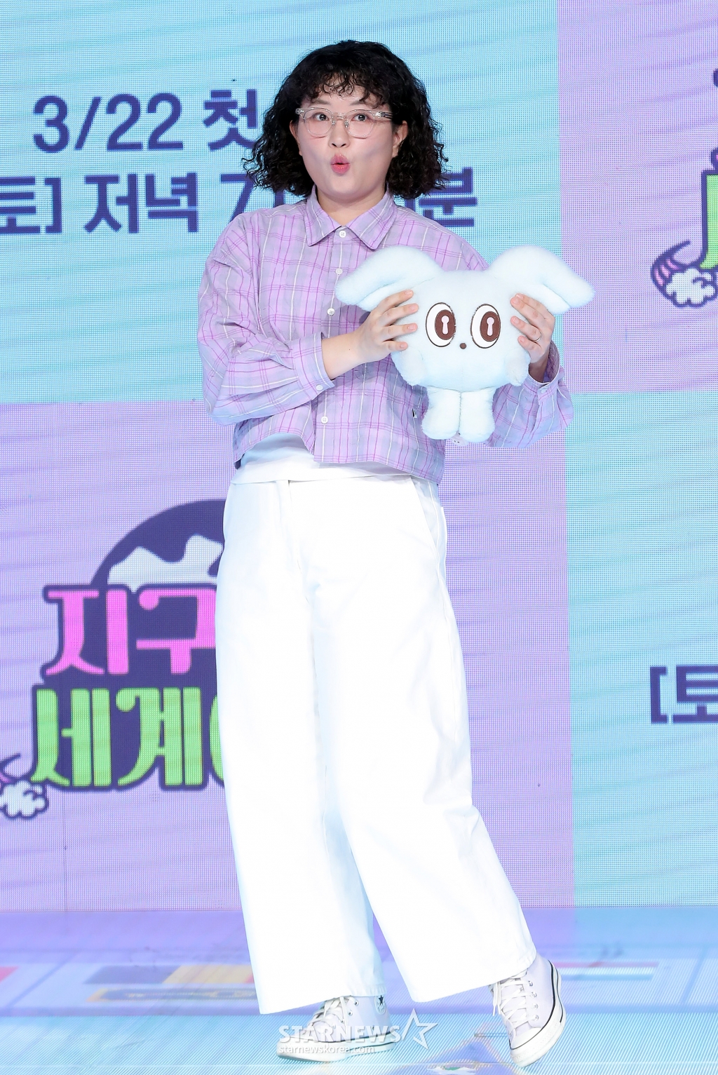 여행 크리에이터 원지가 20일 오전 서울 마포구 상암동 쇼킹케이팝센터에서 진행된 ENA 예능 '지구마불 세계여행3' 제작발표회에 참석해 포즈를 취하고 있다. '지구마불 세계여행3' 여행 크리에이터 3대장 빠니보틀(빠니보틀 Pani Bottle), 원지(원지의 하루), 곽튜브(곽튜브 KWAKTUBE)가 김태호 PD에 의해 설계된 세계여행 부루마불 게임에 참여, 주사위에 운명을 맡기고 세계 각지를 여행하는 과정을 담은 예능 프로그램이다. 오는 22일 첫 방송. 2025.03.20 /사진=김창현 chmt@