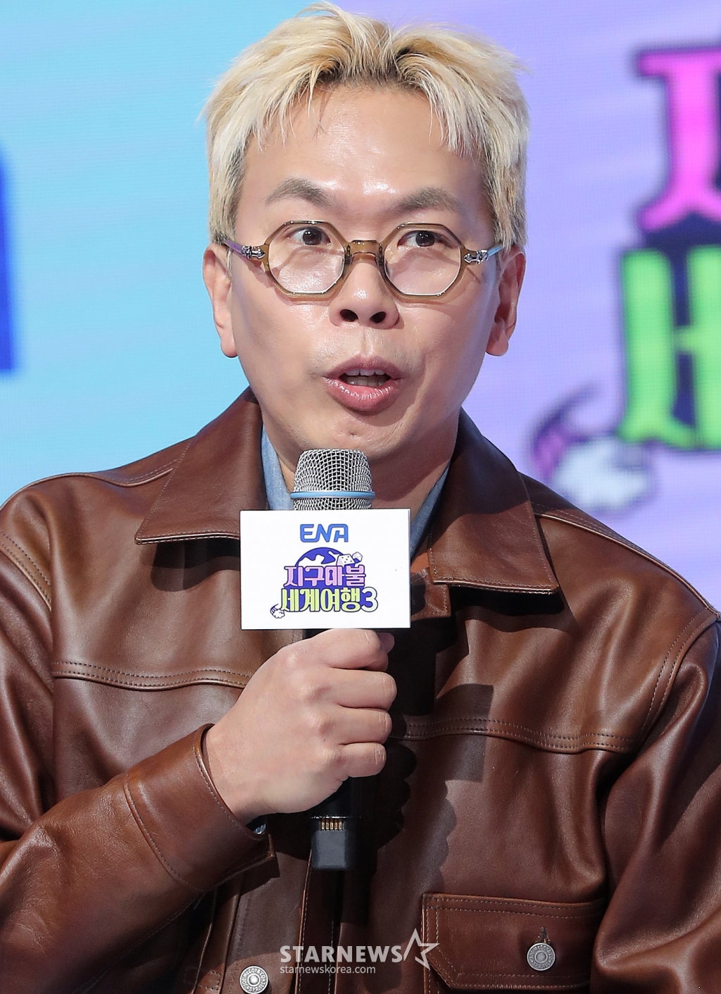 김태호 PD가 20일 오전 서울 마포구 상암동 쇼킹케이팝센터에서 진행된 ENA 예능 '지구마불 세계여행3' 제작발표회에 참석해 인사말을 하고 있다. '지구마불 세계여행3' 여행 크리에이터 3대장 빠니보틀(빠니보틀 Pani Bottle), 원지(원지의 하루), 곽튜브(곽튜브 KWAKTUBE)가 김태호 PD에 의해 설계된 세계여행 부루마불 게임에 참여, 주사위에 운명을 맡기고 세계 각지를 여행하는 과정을 담은 예능 프로그램이다. 오는 22일 첫 방송. 2025.03.20 /사진=김창현 chmt@