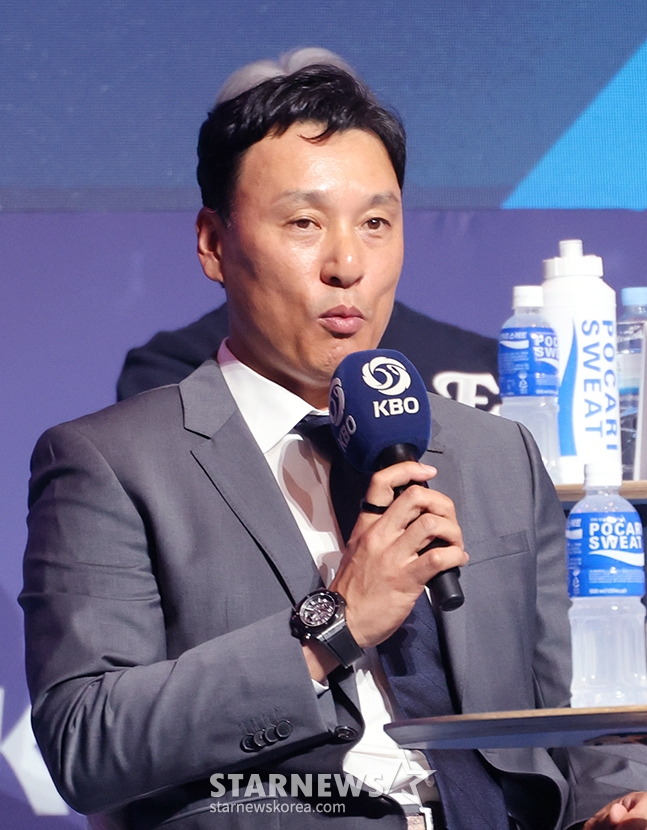 2025 신한 쏠뱅크 KBO 미디어데이가 20일 서울 송파구 롯데호텔 월드에서 열렸다. 두산 이승엽 감독이 출사표를 밝히고 있다. /사진=김진경 대기자