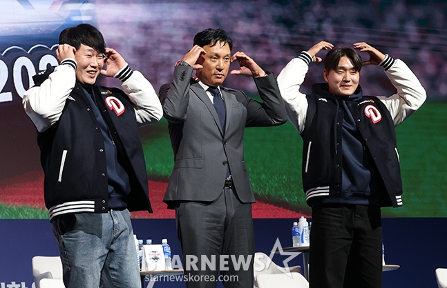 2025 신한 쏠뱅크 KBO 미디어데이가 20일 서울 송파구 롯데호텔 월드에서 열렸다. 두산 양의지(왼쪽), 이승엽(가운데) 감독, 김택연이 포즈를 취하며 팬들에 인사하고 있다. /사진=김진경 대기자