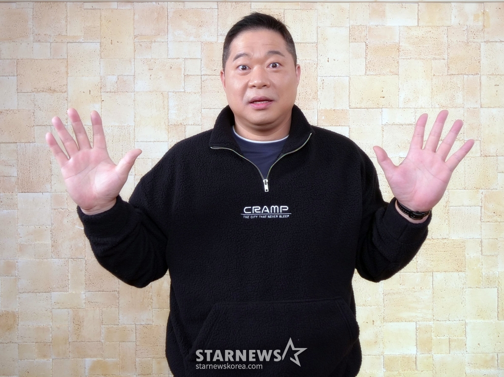 방송인 현주엽이 22일 오후 온라인으로 진행된 티캐스트 E채널 '토요일은 밥이 좋아' 기자간담회에 참석해 포즈를 취하고 있다. 2022.02.22 <사진=토요일은 밥이좋아>