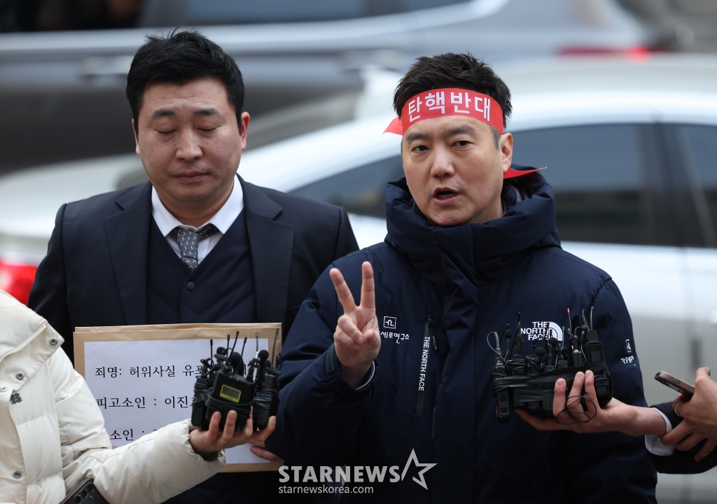[서울=뉴시스] 김명년 기자 = 김세의 가로세로연구소 대표가 17일 오후 서울 종로구 서울경찰청 민원실 앞에서 故 김새론 유족 측 법률대리인 부지석 변호사와 함께 유튜버 이진호에 대한 고소장 접수 전 기자회견하고 있다. 2025.03.17. kmn@newsis.com /사진=김명년