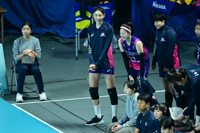 김연경(가운데)이 김수지와 함께 웜업존에서 경기를 지켜보고 있다. /사진=KOVO 제공