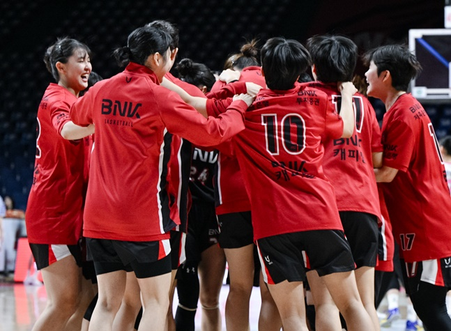부산 BNK 썸 선수단. /사진=WKBL 제공