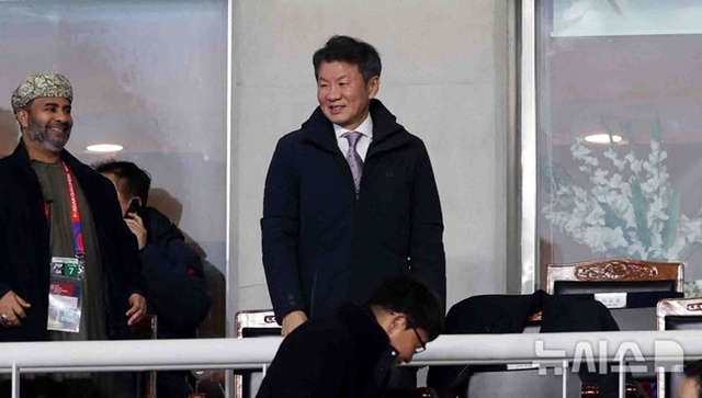 정몽규 대한축구협회장이 한국-오만전 경기를 직관하고 있다. /사진=뉴시스 제공