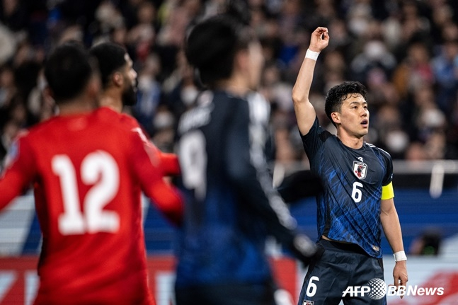 일본 축구대표팀 주장 엔도 와타루(오른쪽). /AFPBBNews=뉴스1