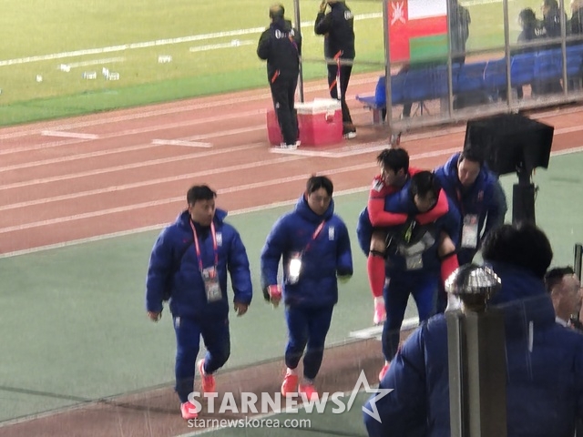 업혀 나가고 있는 이강인. /사진=이원희 기자