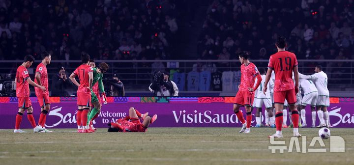 아깅인(가운데)이 20일 고양종합운동장에서 열린 '2026 국제축구연맹(FIFA) 북중미 월드컵' 아시아 지역 3차 예선 B조 7차전 도중 쓰러져 고통스러워 하고 있다. /사진=뉴시스
