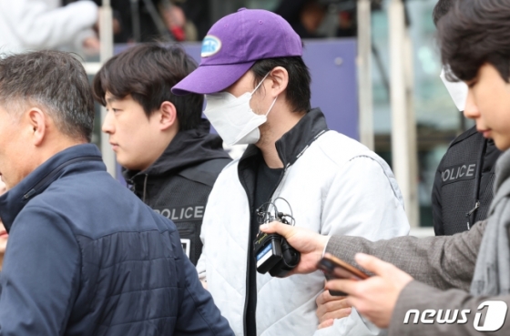 마약 투약 혐의로 체포된 전직 프로야구 선수 오재원 씨가 지난 해 3월 29일 오전 서울강남경찰서에서 서울중앙지검으로 송치되고 있다. /사진=뉴스1