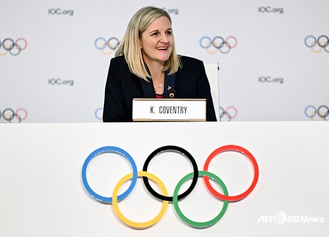 커스티 코번트리 신임 IOC 위원장이 20일(현지시간) 당선 후 기자회견을 하고 있다. /AFPBBNews=뉴스1