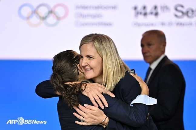관계자와 포옹하는 코번트리(가운데) 신임 IOC 위원장. /AFPBBNews=뉴스1