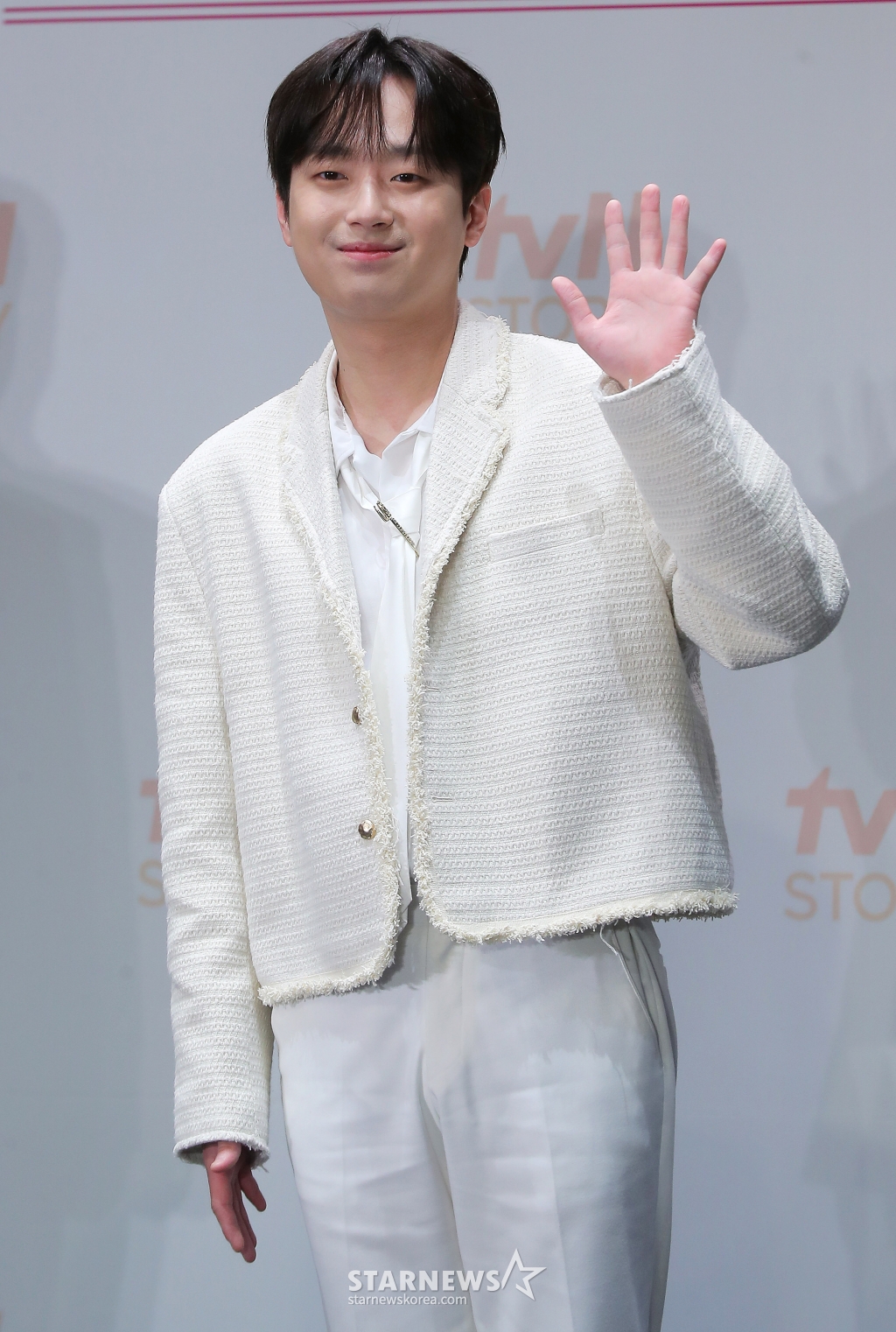 가수 이찬원이 4일 오후 서울 구로구 라마다 서울 신도림 호텔에서 진행된 tvN STORY 예능 프로그램 '잘생긴 트롯' 제작발표회에 참석해 포즈를 취하고 있다. '잘생긴 트롯'은 연예계 대표 12명의 남자 스타들이 트롯에 진정성을 가지고 도전하는 신(新) 음악 예능이다. 오는 14일 첫 방송. 2025.02.04 /사진=김창현 chmt@