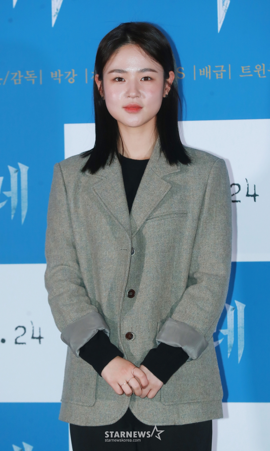 배우 심은우가 17일 오후 서울 CGV용산아이파크몰에서 진행된 영화 '세이레'(감독 박강) 언론배급시사회에 참석해 포즈를 취하고 있다. 태어난 지 21일이 채 되지 않은 아기의 아빠 우진(서현우 분)이 외부의 출입을 막고 부정한 것을 조심해야하는 세이레의 금기를 깨고, 과거의 연인 세영(류아벨 분)의 장례식장에 다녀온 뒤부터 벌어지는 기이한 일들을 그린 미스터리 심리 스릴러 '세이레'는 오는 24일 개봉한다. /2022.11.17