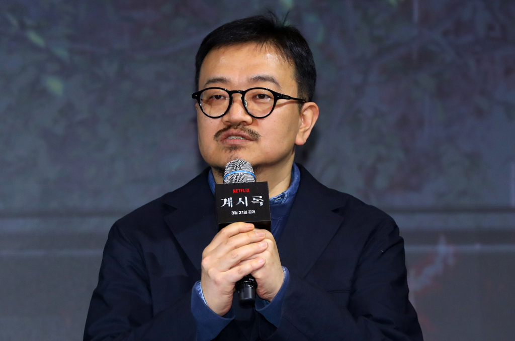 [서울=뉴시스] 김혜진 기자 = 연상호 감독이 18일 오전 서울 마포구 호텔 나루에서 열린 넷플릭스 영화 '계시록' 제작보고회에서 인사말을 하고 있다.  '계시록'은 실종 사건의 범인을 단죄하는 것이 신의 계시라 믿는 목사와, 죽은 동생의 환영에 시달리는 실종 사건 담당 형사가 각자의 믿음을 쫓으며 벌어지는 이야기다. 21일 공개. 2025.03.18. jini@newsis.com /사진=김혜진